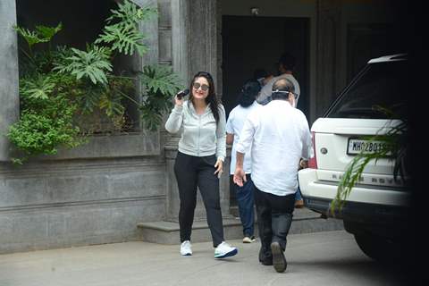 Kareena Kapoor Khan snapped at father Randhir Kapoor's house in Bandra