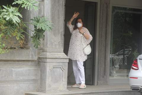 Babita Kapoor snapped at Randhir Kapoor's house in Bandra