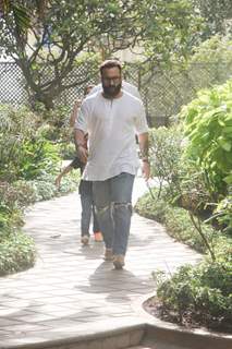 Saif Ali Khan snapped at Randhir Kapoor's house in Bandra