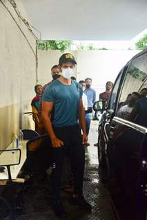 Hrithik Roshan snapped in Bandra