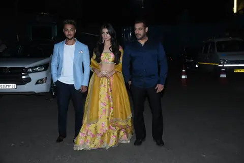 Salman Khan, Aayush Sharma and Mahima Makwana on the sets of The Big Picture 