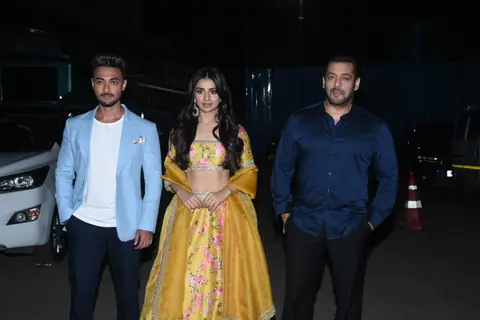 Salman Khan, Aayush Sharma and Mahima Makwana on the sets of The Big Picture 