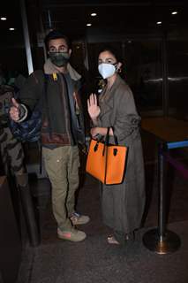 Ranbir Kapoor and Alia Bhatt papped at the airport