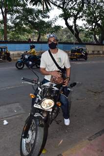 Sunny Kaushal and Sharvari Wagh spotted in Juhu