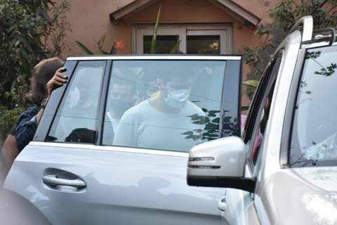 Varun Dhawan and family at his driver Manoj’s last rites 