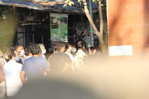 Varun Dhawan and family at his driver Manoj’s last rites 