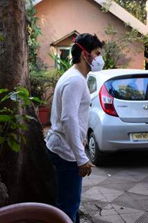 Varun Dhawan and family at his driver Manoj’s last rites 