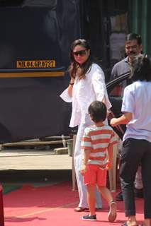 Kareena Kapoor khan and Saif ali Khan along with kids