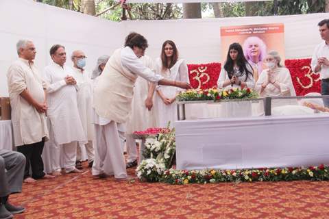 Amitabh Bachchan with Jaya Bachchan at  Shiv Kumar Sharma last rites