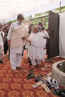 Amitabh Bachchan with Jaya Bachchan at  Shiv Kumar Sharma last rites