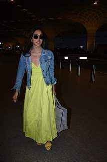 Kiara Advani Spotted at Mumbai airport 