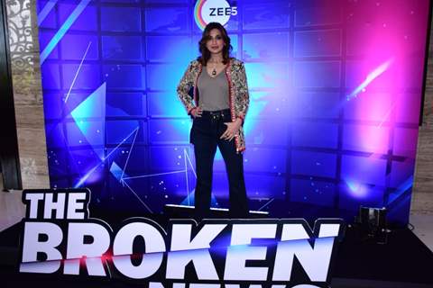 Sonali Bendre poses for trailer launch of The Broken News at Taj Santacruz
