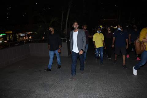 Kartik Aaryan spotted at mumbai airport