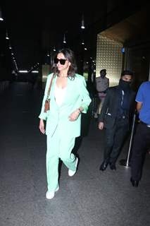 Deepika Padukone snapped at Mumbai airport 