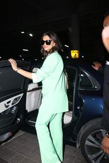 Deepika Padukone snapped at Mumbai airport 