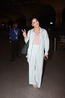 Sunny Leone spotted at Mumbai airport 