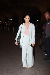 Sunny Leone spotted at Mumbai airport 