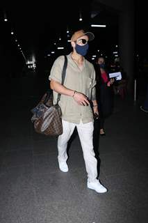 Virat Kohli spotted at mumbai airport 