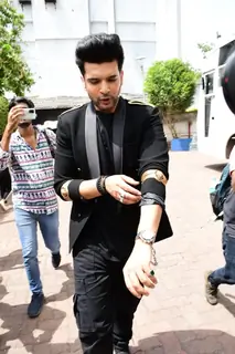 Karan Kundrra snapped at Dance Deewane Juniors set