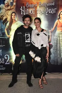 Kartik Aaryan poses with Tabu at Bhool Bhulaiyaa 2 success party 