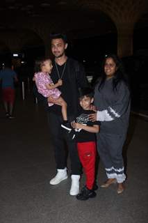 Aayush Sharma poses with his wife Arpita Khan and kids