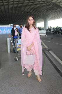 Pashmina Roshan spotted at the airport