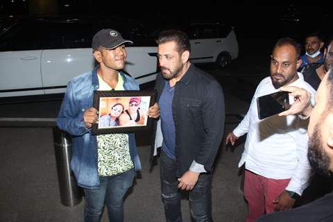 Salman Khan spotted at Mumbai airport 