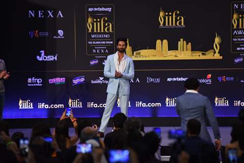 Shahid Kapoor poses to paparazzi at IIFA awards press conference in Abu Dhabi