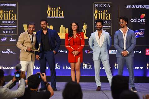 Salman Khan, Shahid Kapoor, Tiger Shroff, Sara Ali Khanposes to paparazzi at IIFA awards press conference in Abu Dhabi
