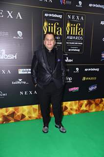 Celebrities poses on the green carpet of IIFA awards 2022 