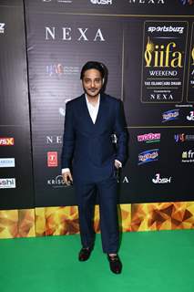 Celebrities poses on the green carpet of IIFA awards 2022 