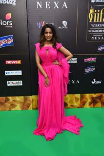 Singer Asees Kaur poses on the green carpet of IIFA awards 2022