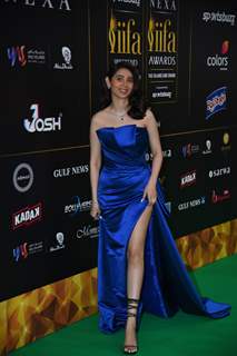 Zara Khan poses on the green carpet of IIFA awards 2022