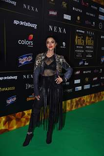 Celebrities poses on the green carpet of IIFA awards 2022 