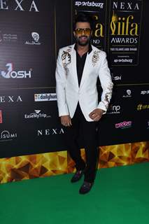 Manish Paul poses on the green carpet of IIFA awards 2022 