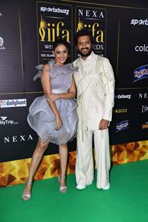 Riteish Deshmukh and Genelia D Souza poses on the green carpet of IIFA awards 2022 
