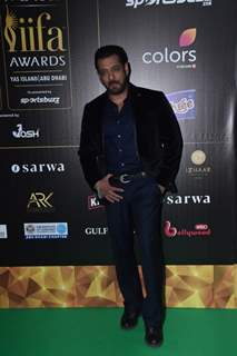 Salman Khan poses on the green carpet of IIFA awards 2022 