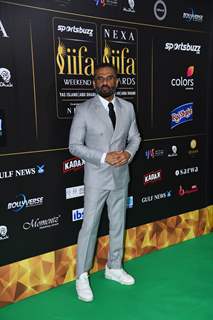 Suniel Shetty poses to paparazzi at green carpet of IIFA awards 2022 in Abu Dhabi