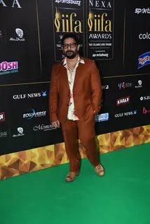  Arshad Warsi poses to paparazzi at green carpet of IIFA awards 2022 in Abu Dhabi