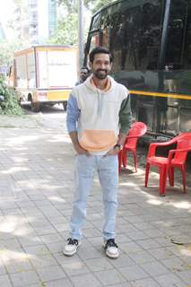 Vikrant Massey spotted at Khar for ad shoot 