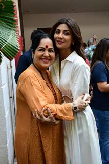 Shilpa Shetty poses with mother Sunanda Shetty 