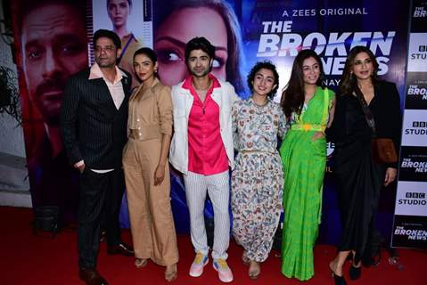  Sonali Bendre, Shriya Pilgaonkar poses with Jaideep Ahlawat, Taaruk Raina and Sanjeeta Bhattacharya spotted at the screening of The Broken News