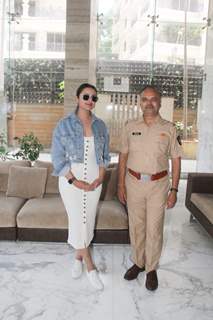 Parineeti Chopra clicked with Mumbai police officer at her residence