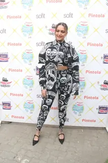 Sonakshi Sinha clicked with Shilpa Shetty at Mehboob Studio for the shoot of her show Shape Of You