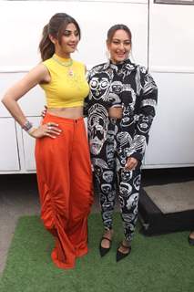 Sonakshi Sinha clicked with Shilpa Shetty at Mehboob Studio for the shoot of her show Shape Of You