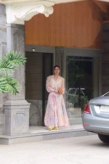 Kareena Kapoor spotted at Randhir Kapoor house 