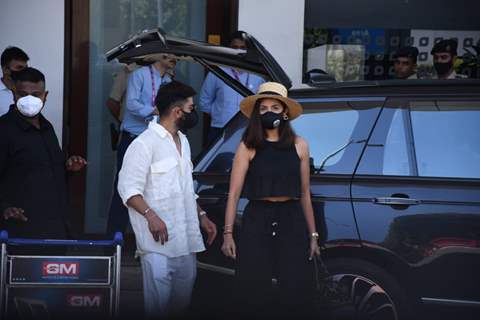 Anushka Sharma and Virat Kholi spotted at kalina airport 