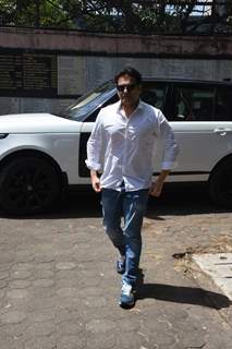Arbaaz Khan spotted at Sudhir Mishra's house to pay their last respect to his mother soul