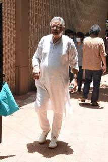 Celebrities spotted at Sudhir Mishra's house to pay their last respect to his mother soul