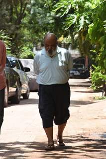 Saurabh Shukla spotted at Sudhir Mishra's house to pay their last respect to his mother soul